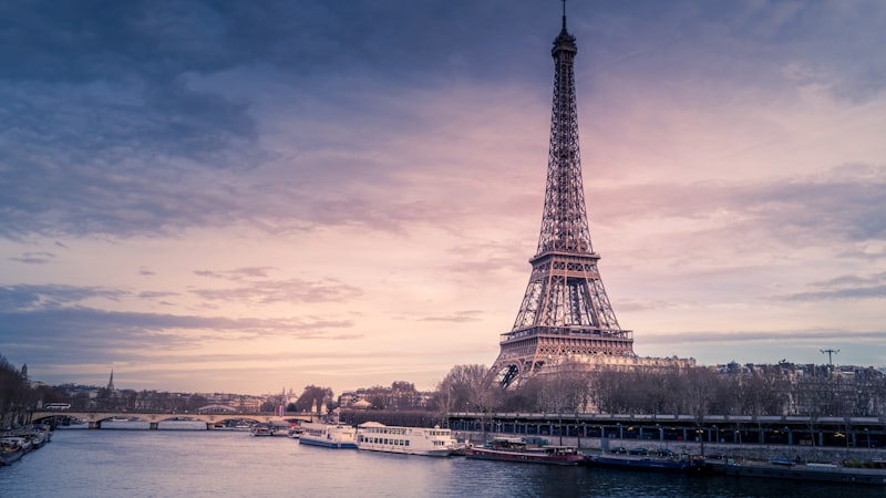 Early Booking vs Last Minute — which pays off?